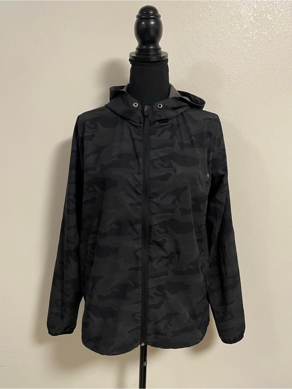 Vuori Jacket Men's Size Medium Black Camo Hooded Outdoor Trainer Shell Jacket